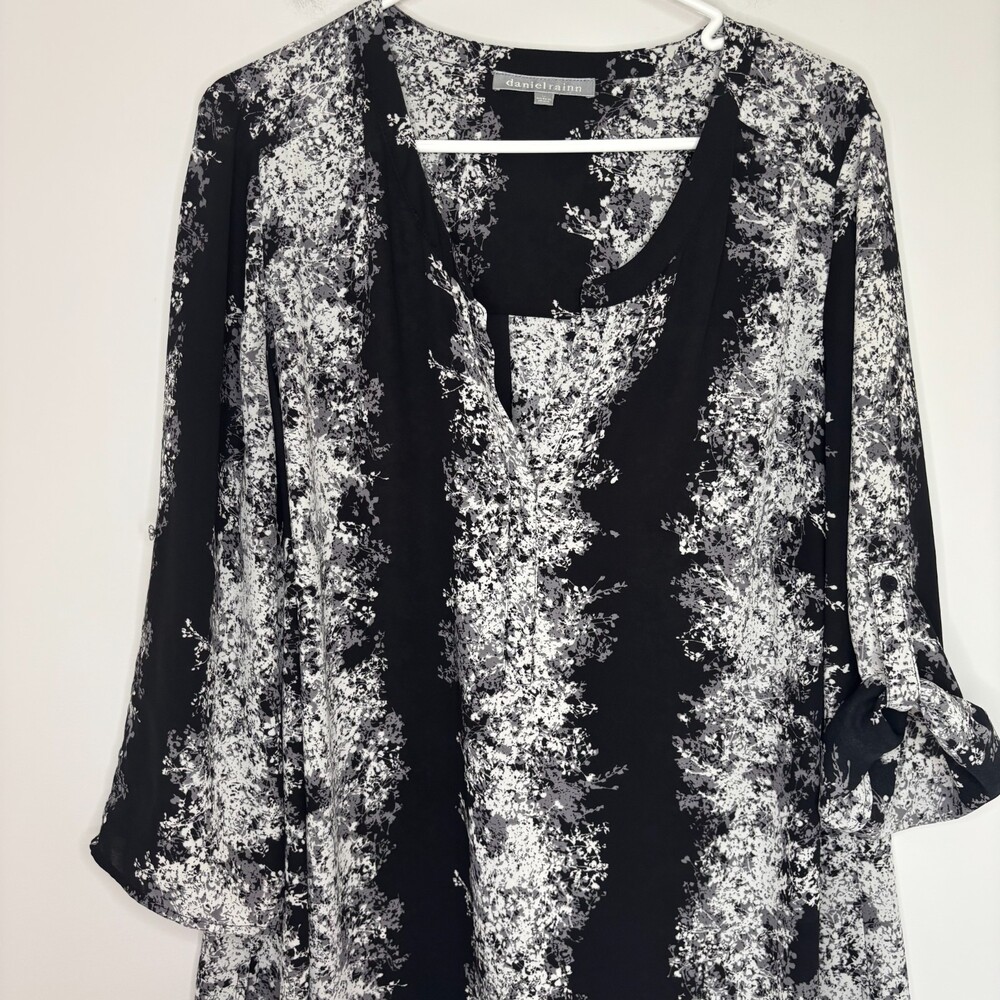 DANIEL RAINN V-Neck Tunic Womens 1X Black White Floral Flowy Roll Tab Sleeve